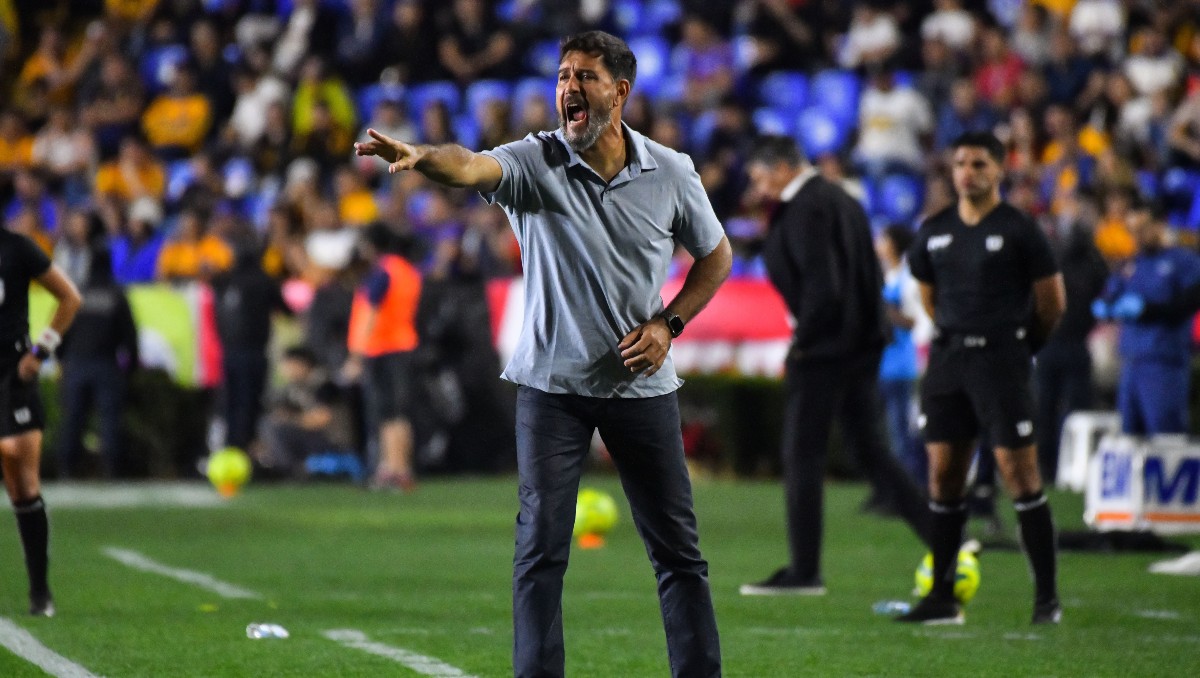 Gustavo Lema aplaude el carácter de Pumas contra Tigres (Imago 7)