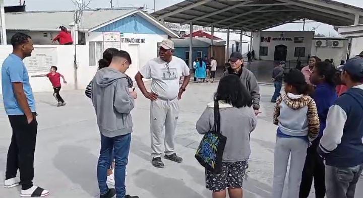 Migrantes prefieren caminar que usar transporte público.