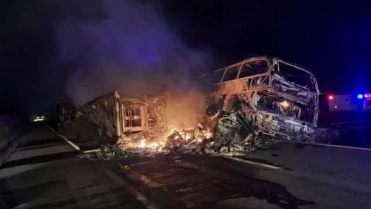 Peritos identifican a 19 de los 23 cuerpos en accidente de Mazatlán-Culiacán