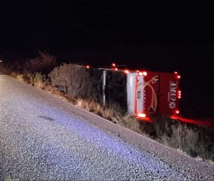 El autobús se volteó en la madrugada.