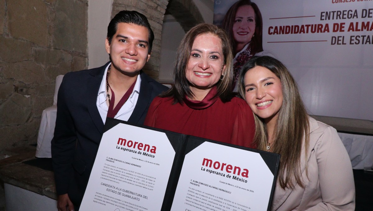 Morena entrega constancia a Alma Alcaraz