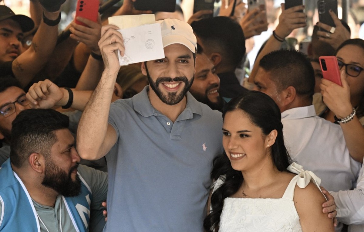 Nayib Bukele votando en elecciones presidenciales (AFP)