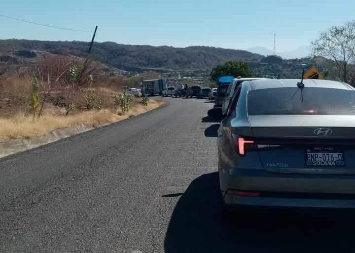 La circulación en la carretera permaneció cerrada por varias horas para el retiro de la unidad, registrándose largas filas de espera.