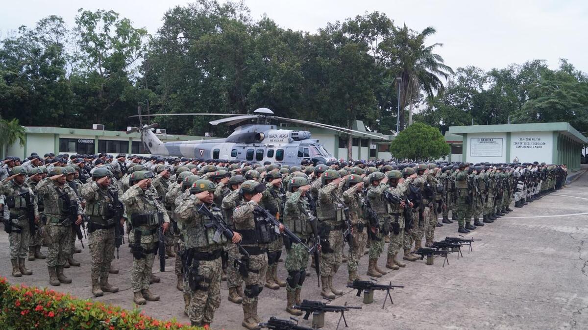 Elementos de seguridad en Tabasco y Jalisco.