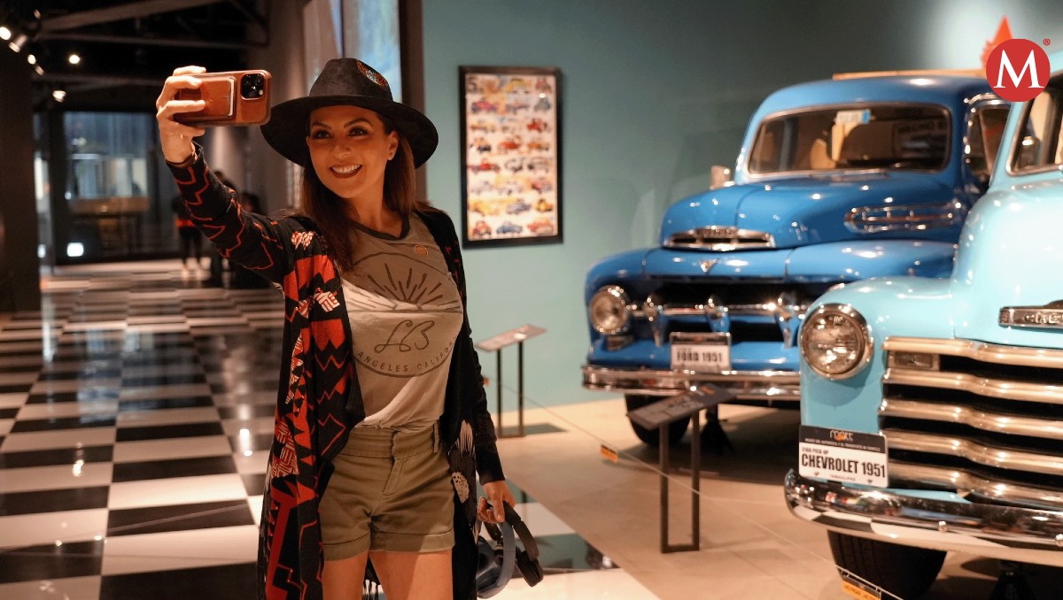 Mariana Ochoa en Museo del Auto en Tampico. Foto: Museo del Automóvil en Tampico
