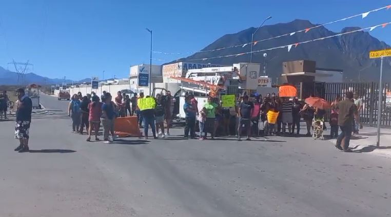 Protestan vecinos por falta de energía eléctrica en Vistas del Parque Cerradas  | Especial