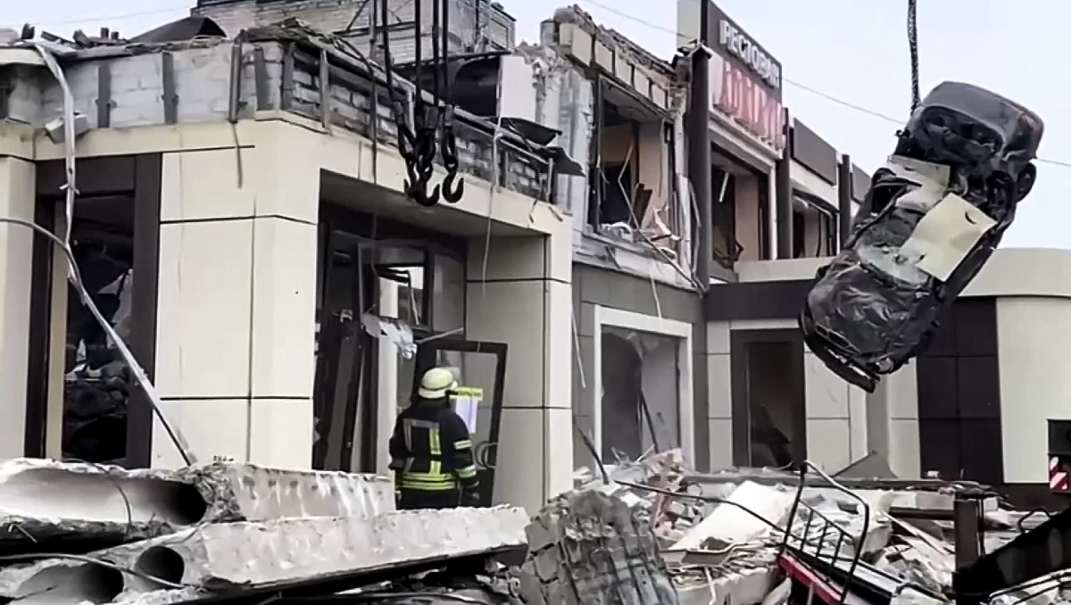 Rescatistas limpiando los escombros de una panadería destruida por los recientes bombardeos en la ciudad de Lysychansk | AFP