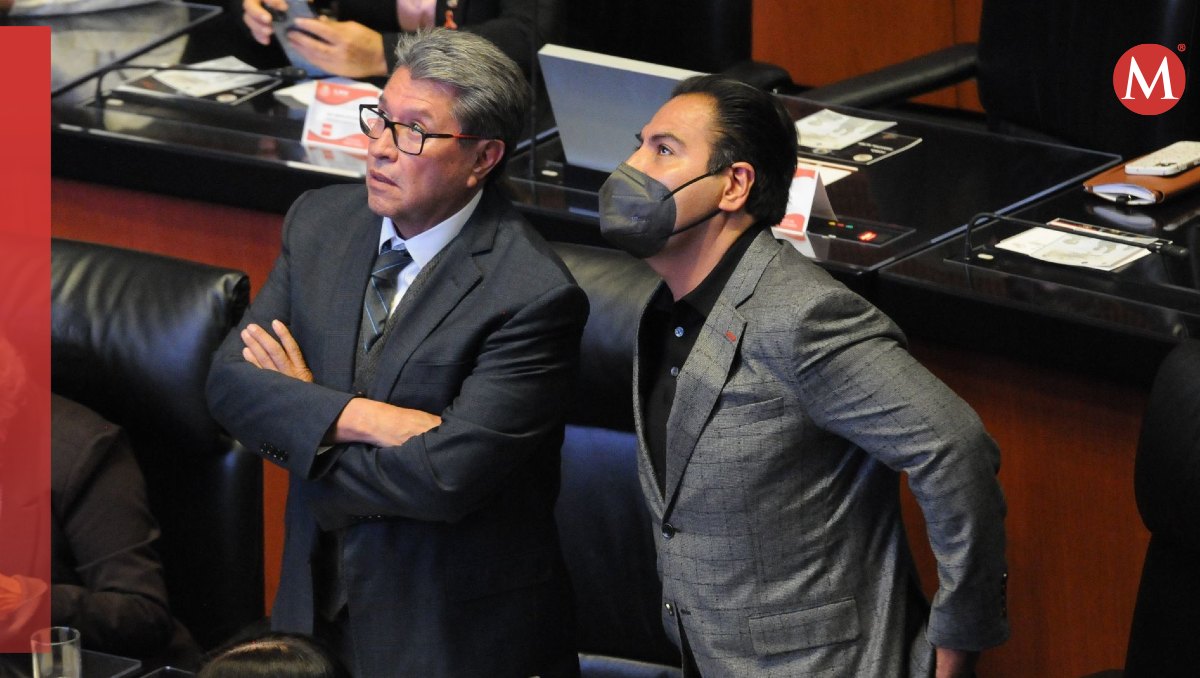 El senador Ricardo Monreal observan el tablero de votación en el pleno. | Cuartoscuro