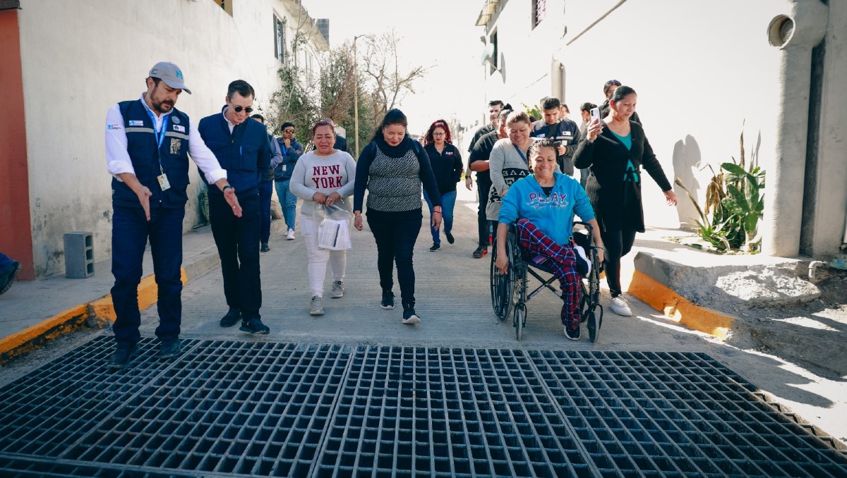 El alcalde Luis Donaldo Colosio Rojas recorrió el sector donde entregaron un espacio deportivo. Foto: Especial