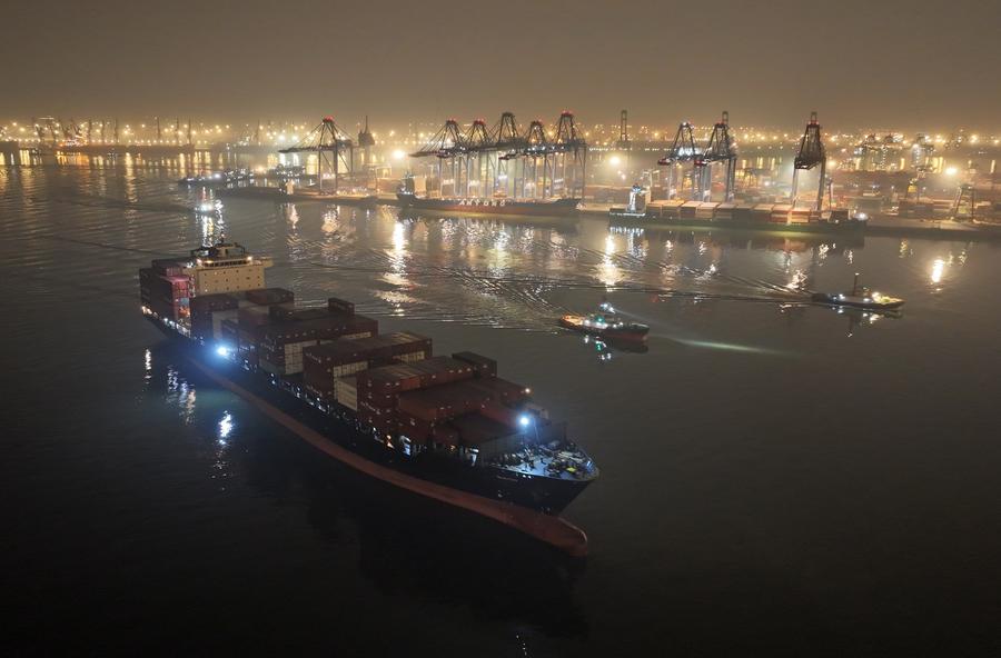 Foto aérea tomada el 16 de enero de 2024 muestra un buque cargado de cerezas navegando hacia una terminal en Tianjin (Xinhua/Zhao Zishuo)