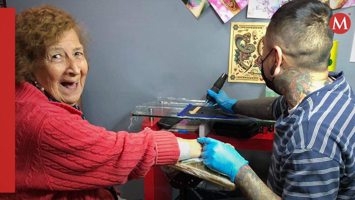 La abuelita se mostró feliz con su tatuaje | Facebook