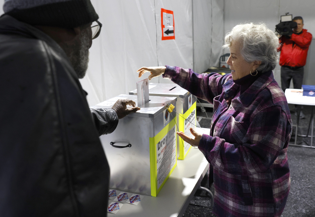 Martha Morris vota en una urna de voto por correo durante las primarias en Las Vegas | AP