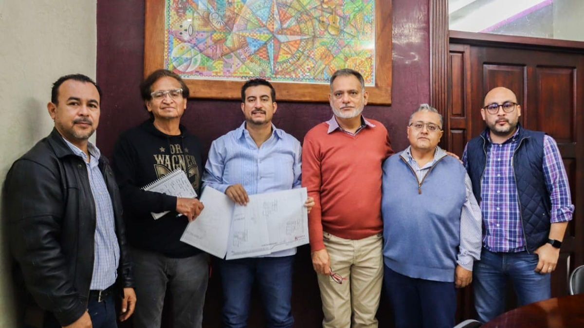 El presidente municipal de Huejutla, Daniel Andrade, y los artistas del pisal. (Cortesía)