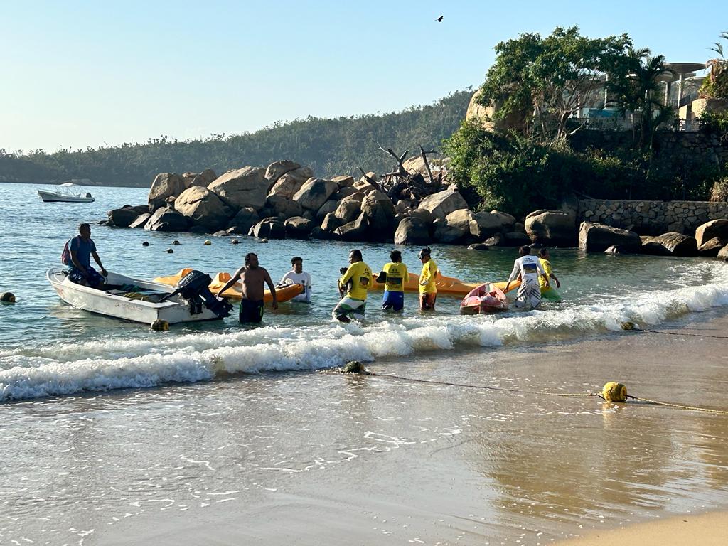 Realizan operativo de limpieza en Caleta Caletilla, Acapulco Guerrero