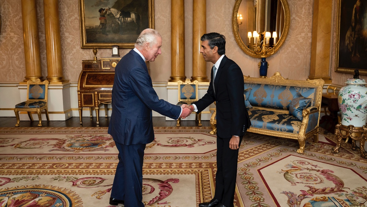 El rey Carlos III recibe a Rishi Sunak durante una audiencia en el Palacio de Buckingham, Londres | AP