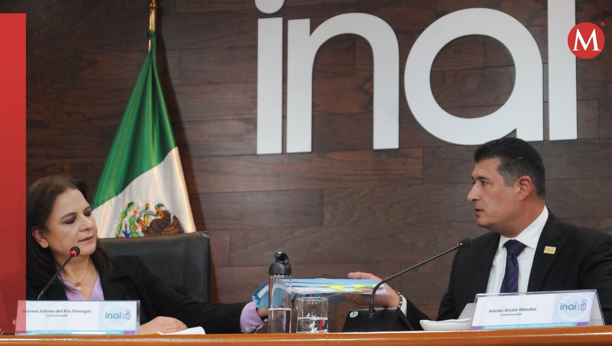 El nuevo consejero presidente del INAI, Adrián Alcalá y la consejera Norma Julieta del Río. | Cuartoscuro