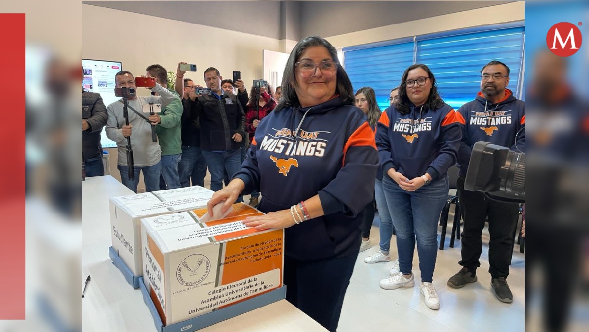 Juana Maribel Soberón emite su voto para elegir a rector en la UAT