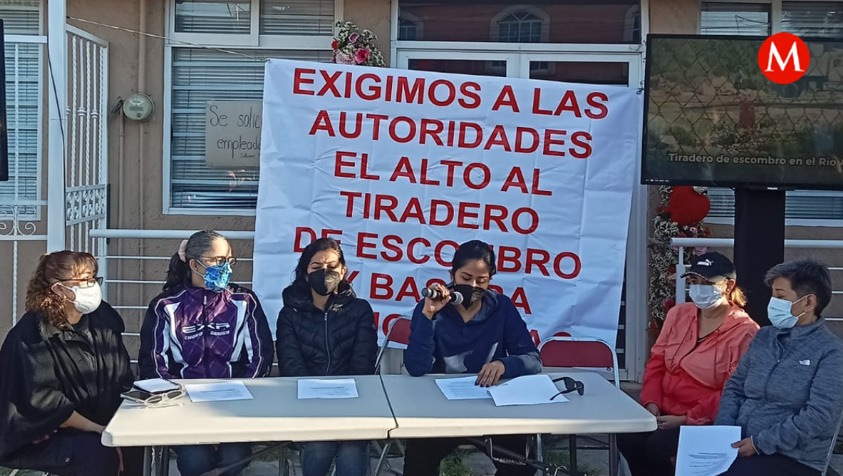 Vecinos exigen cierre de tiradero de cascajo clandestino en el río Atoyac