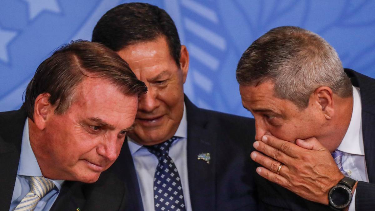 Bolsonaro junto al ex general del Ejército Walter Souza Braga (derecha), y el ex vicepresidente, Hamilton Mourao | Reuters