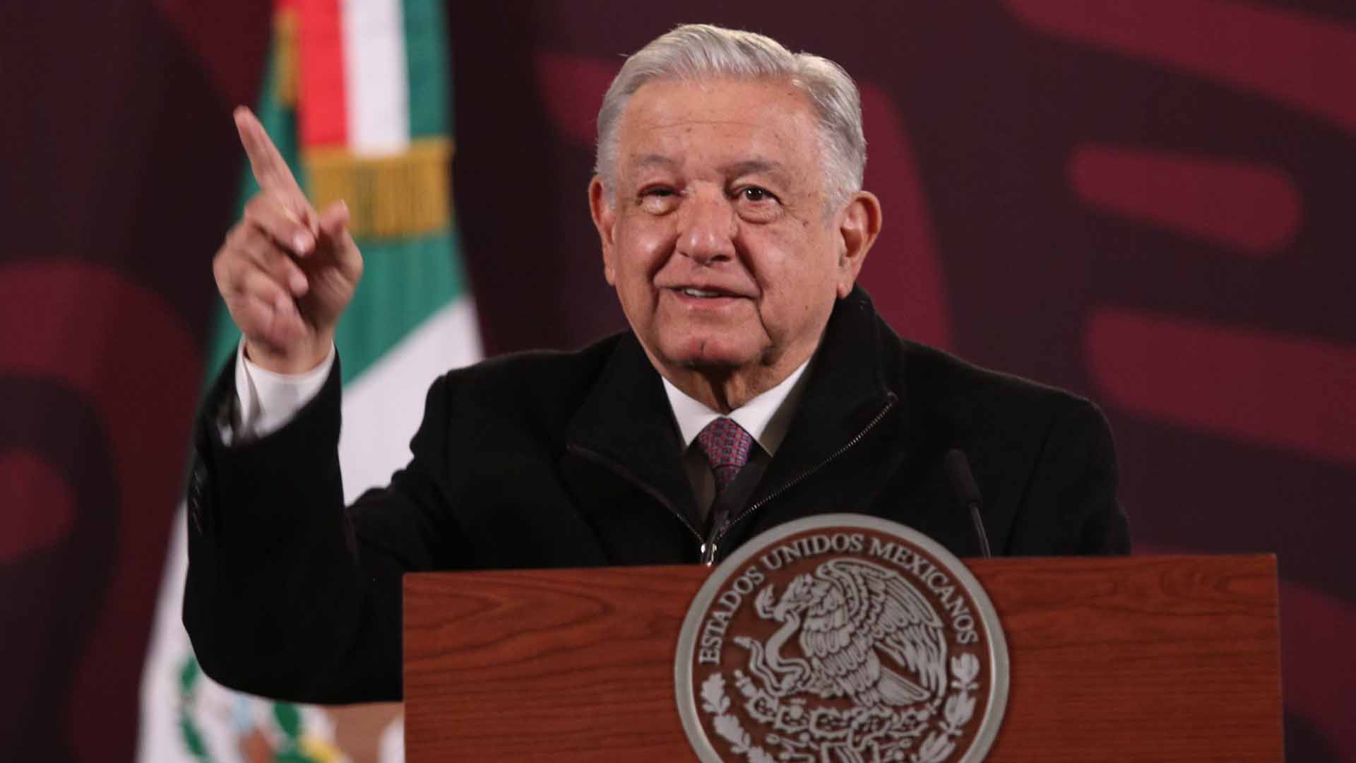 Refinería de Cadereyta cumple con normas: AMLO; "contaminación es por empresas"