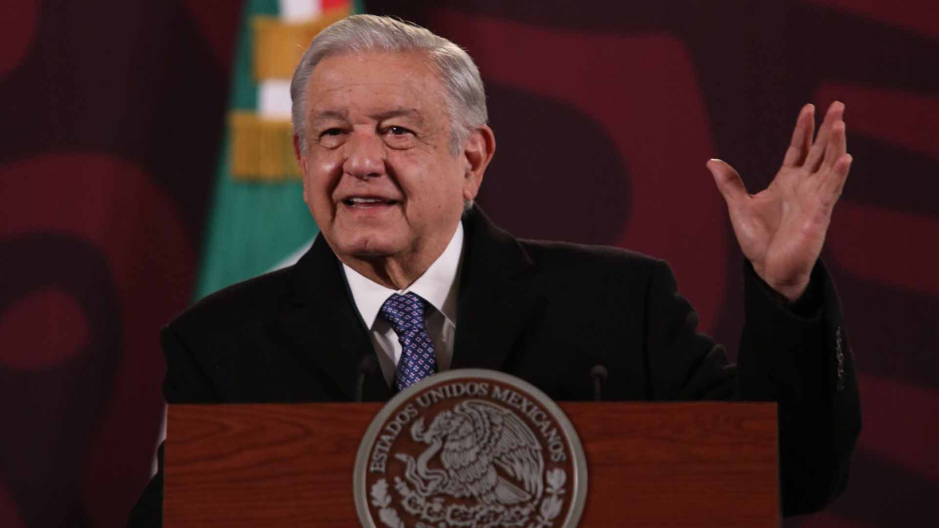 AMLO vincula a ex director del Centro Prodh con Peña Nieto y Osorio Chong