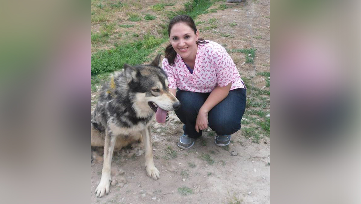 Cristina García de la Peña junto a un lobo canadiense. (cortesía)