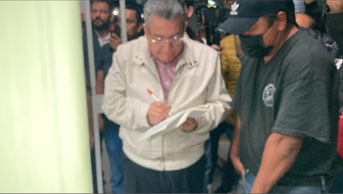 Entra nuevo auditor a oficina con apoyo de cerrajero. (Antonio Hernández)