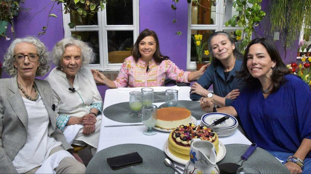 Mujeres destacadas se reúnen con Clara Brugada