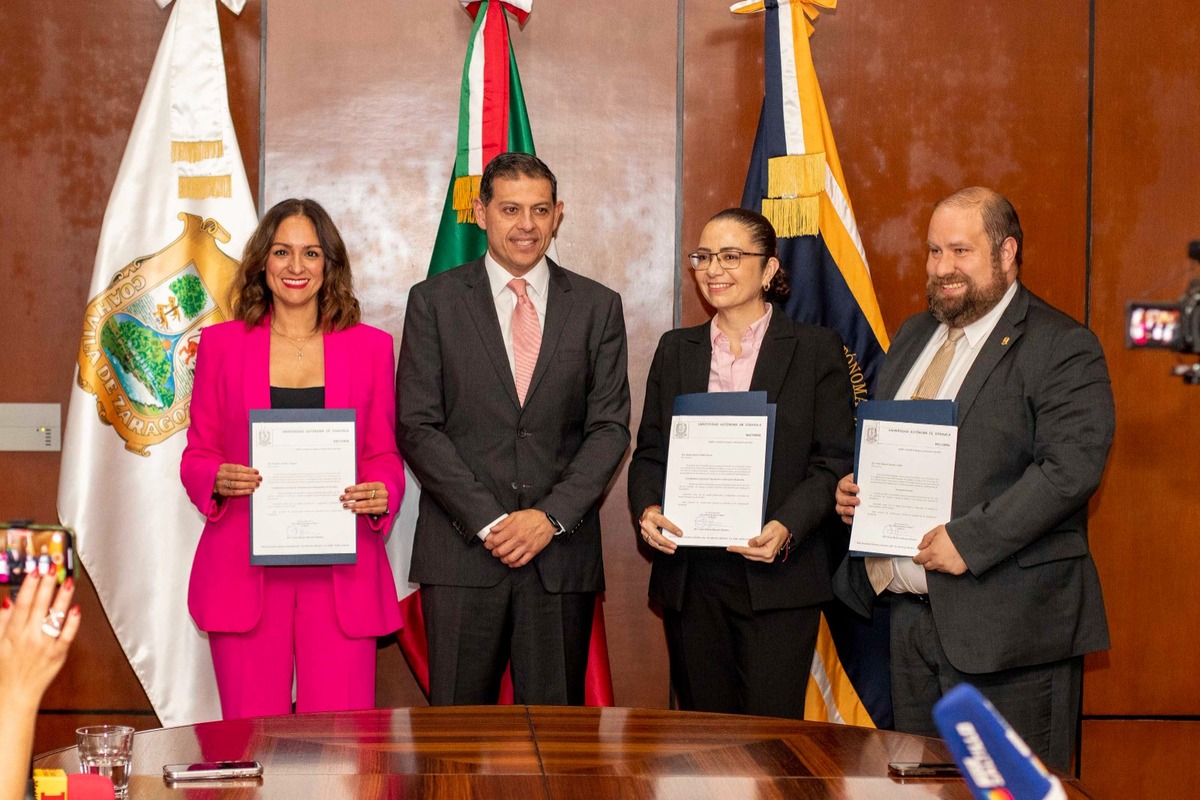 Pimentel entregó este jueves los primeros tres nombramientos. (Especial)