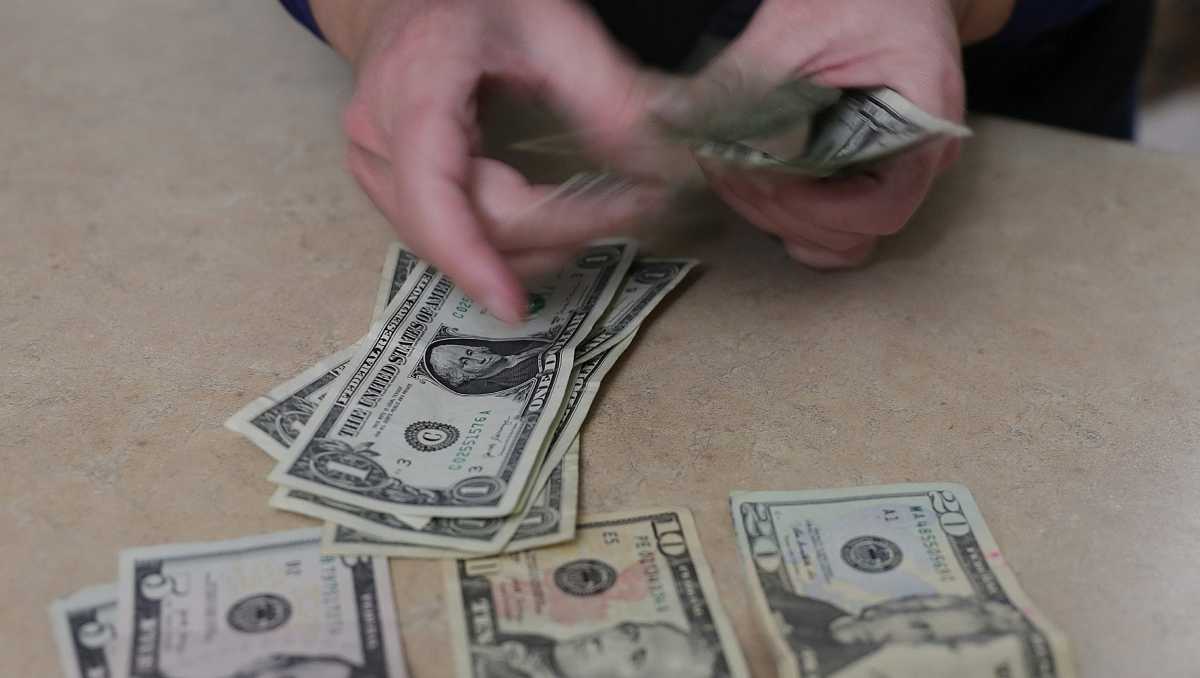 El hecho de que remesas superen los salarios de los trabajadores se debe la alta informalidad que prevalece en esas entidades. | EFE