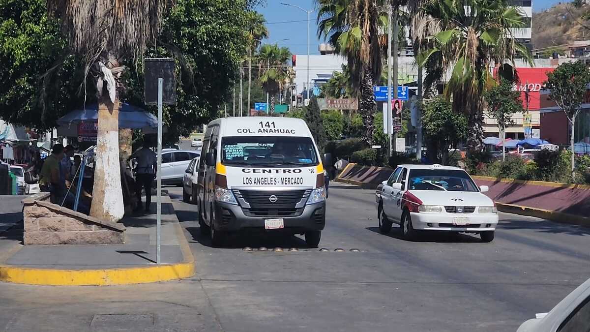 Unidades tipo urvan y taxis hicieron base en algunas zonas de Chilpancingo. | Especial