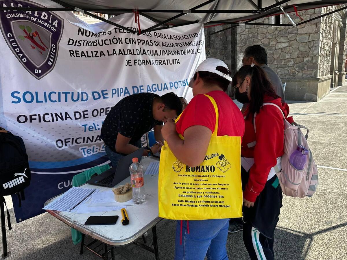 Entregan agua de forma gratuita a ciudadanos de Cuajimalpa.