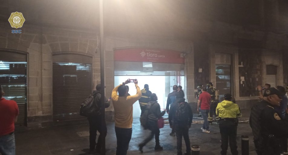 Incendio en plaza comercial en la Argentina.