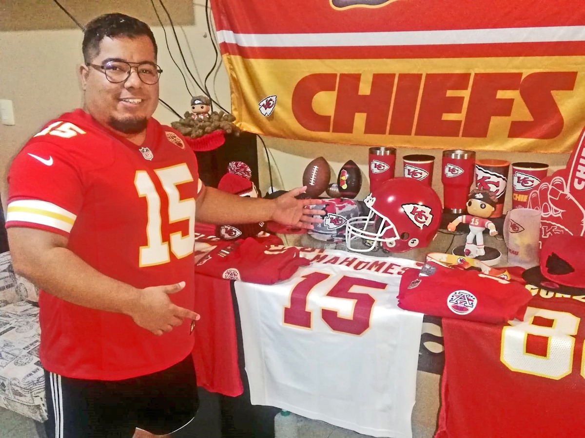 Mauricio Santillano, aficionado torreonense de los Jefes de Kansas City. | Carlos Hernández
