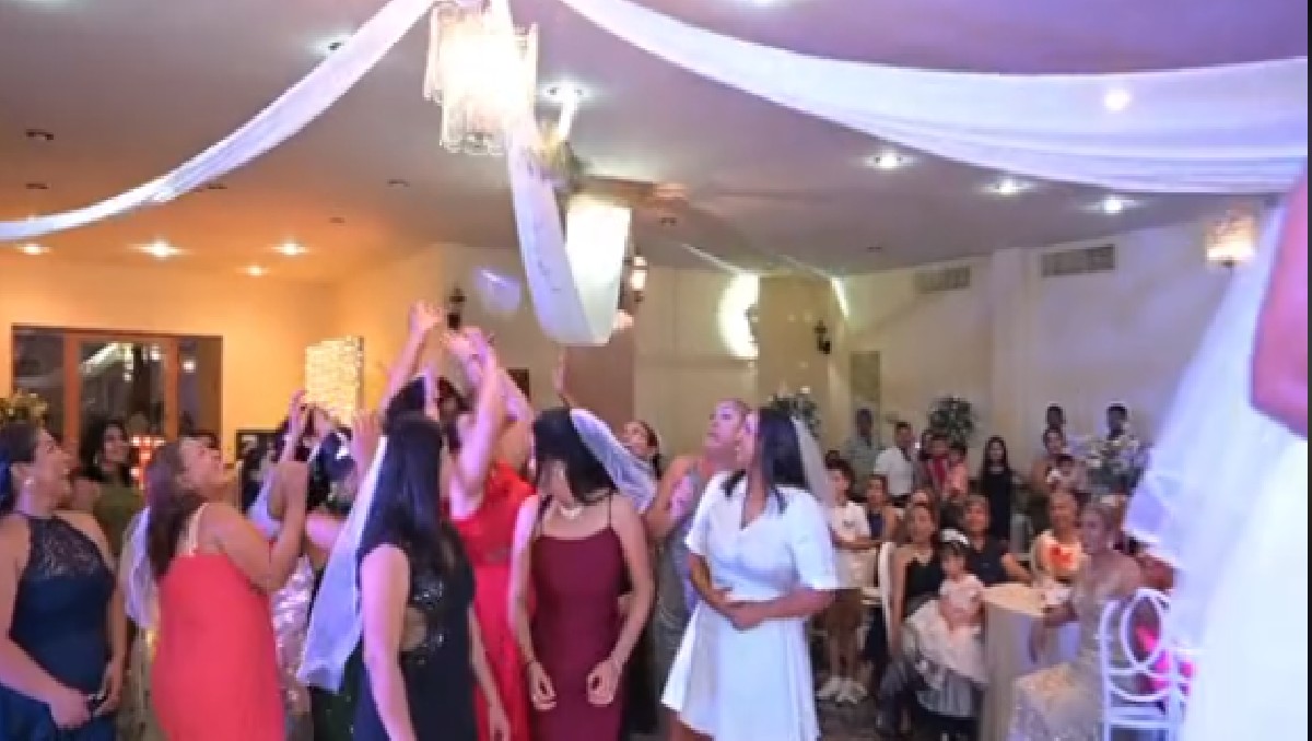 Novia rompe candelabro al lanzar ramo a sus invitadas. (@dayez_el_fotografo)