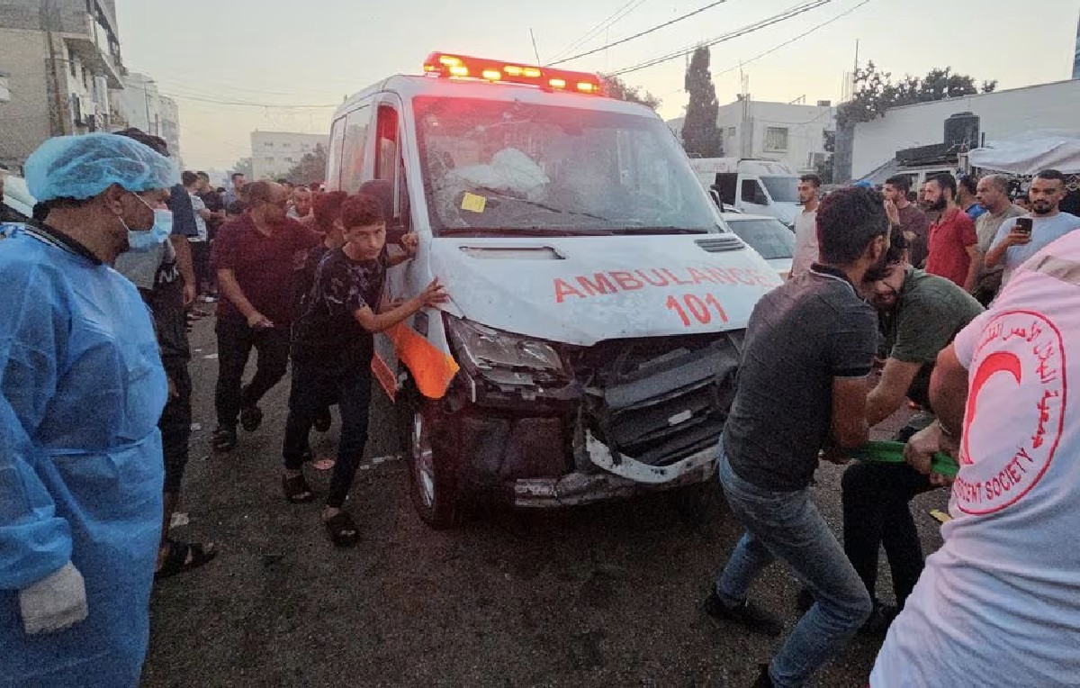 Ambulancia empujada por civiles palestinos (Reuters)