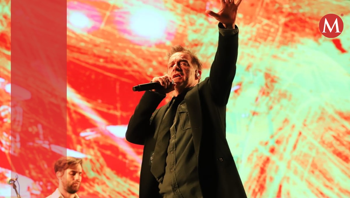 La banda argentina Los Fabulosos Cadillacs deleitó a los miles de regios que se reunieron en la Macroplaza. Foto: Leonel Rocha