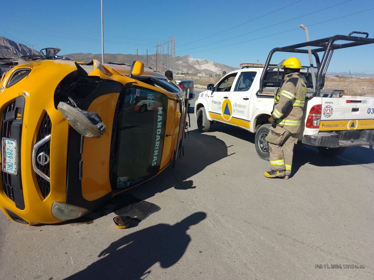 Choque entre taxis termina en volcadura.