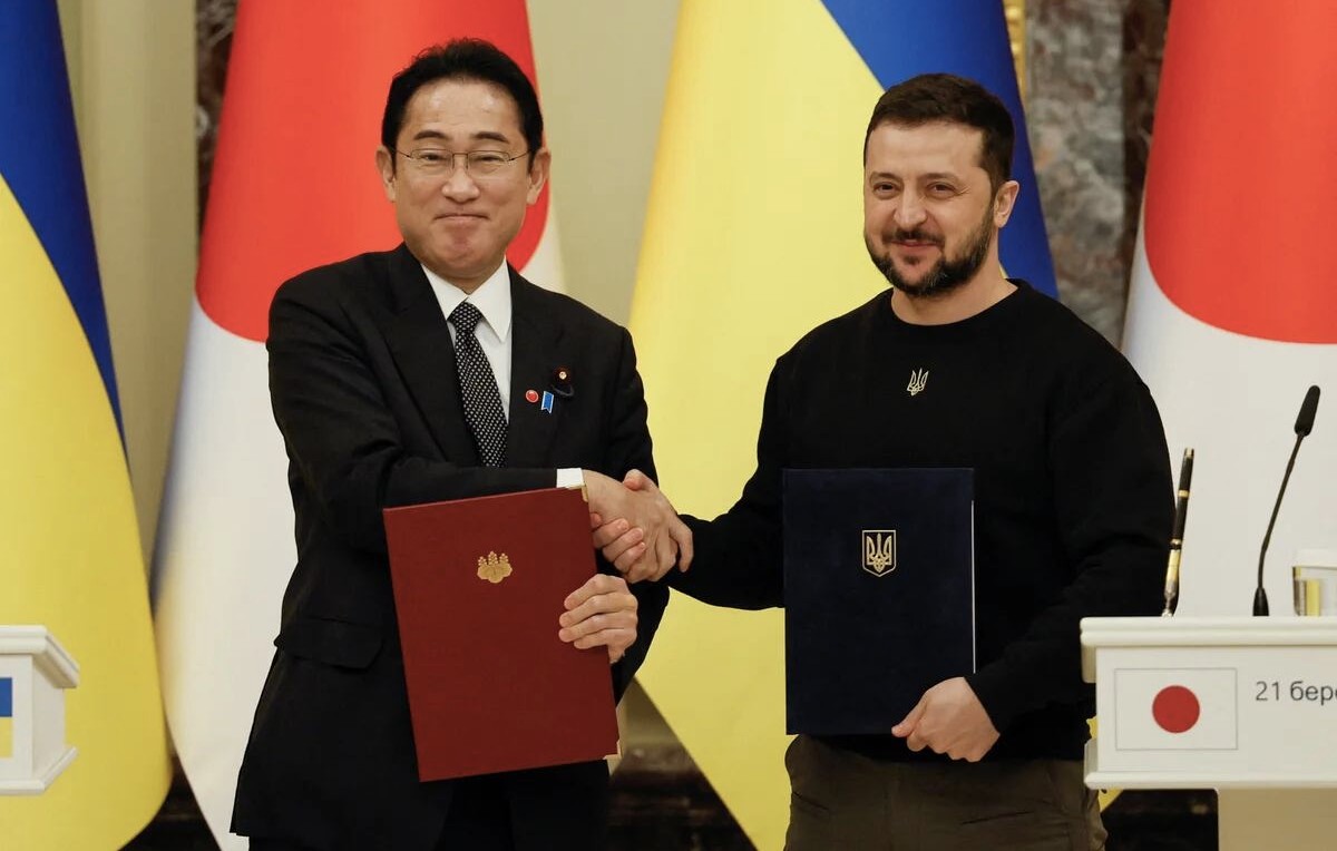El presidente de Ucrania, Volodimir Zelensky, y el primer ministro japonés, Fumio Kishida (Reuters)