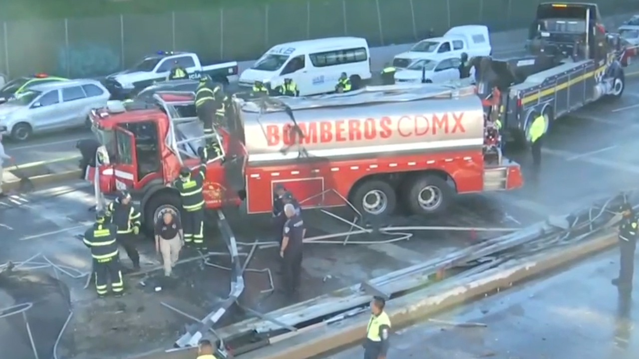 Volcadura de camión de bomberos provoca afectaciones en Circuito Interior, CdMx