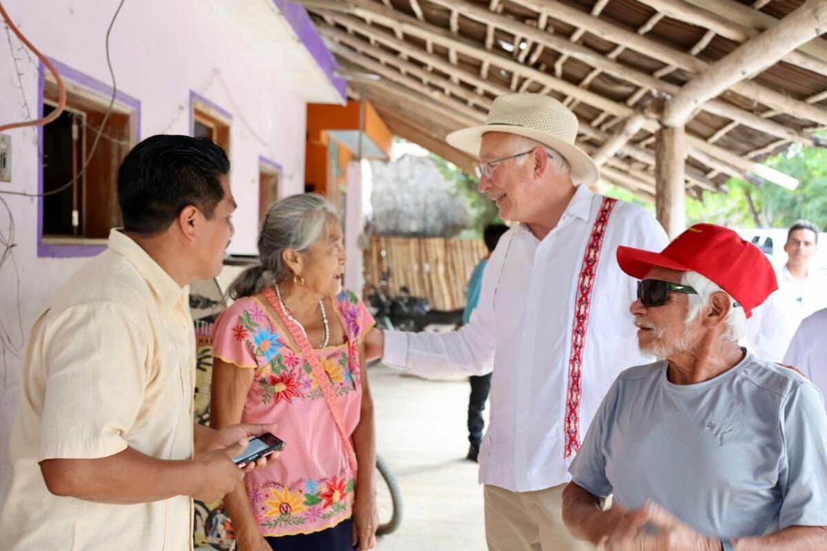 Ken Salazar visita el ejido Nuevo Durango, en Quintana Roo. | Foto: Especial.