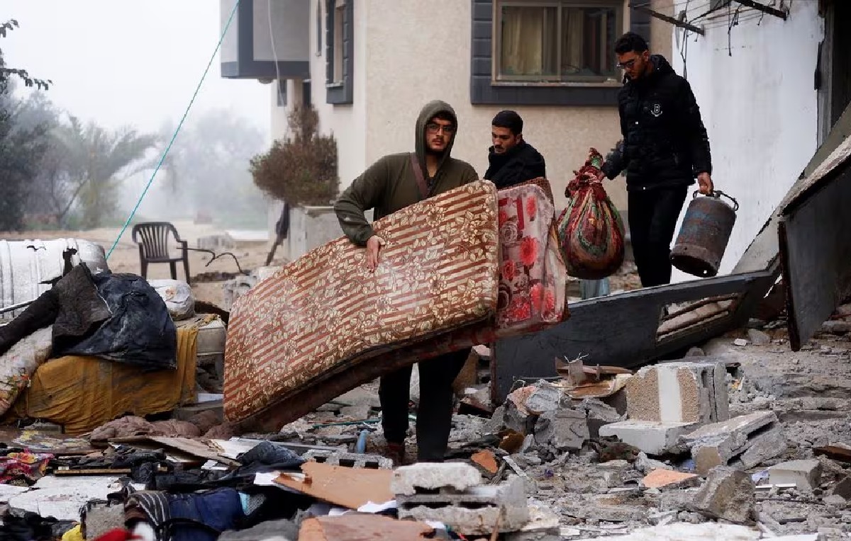 Palestinos recogiendo sus cosas tras bombardeos en Rafah (Reuters)