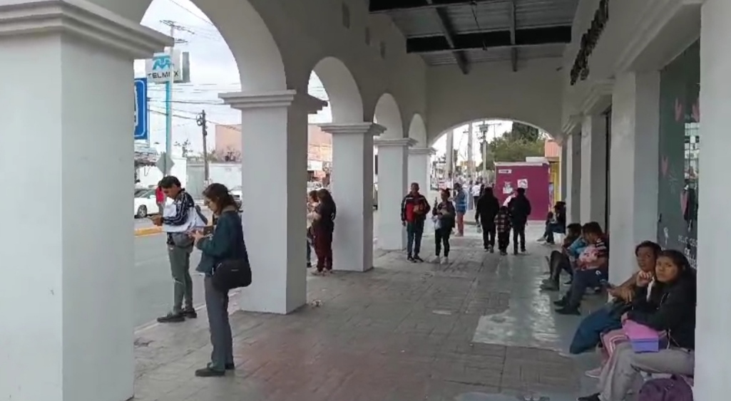 Personas esperaban el transporte público en Tizayuca.