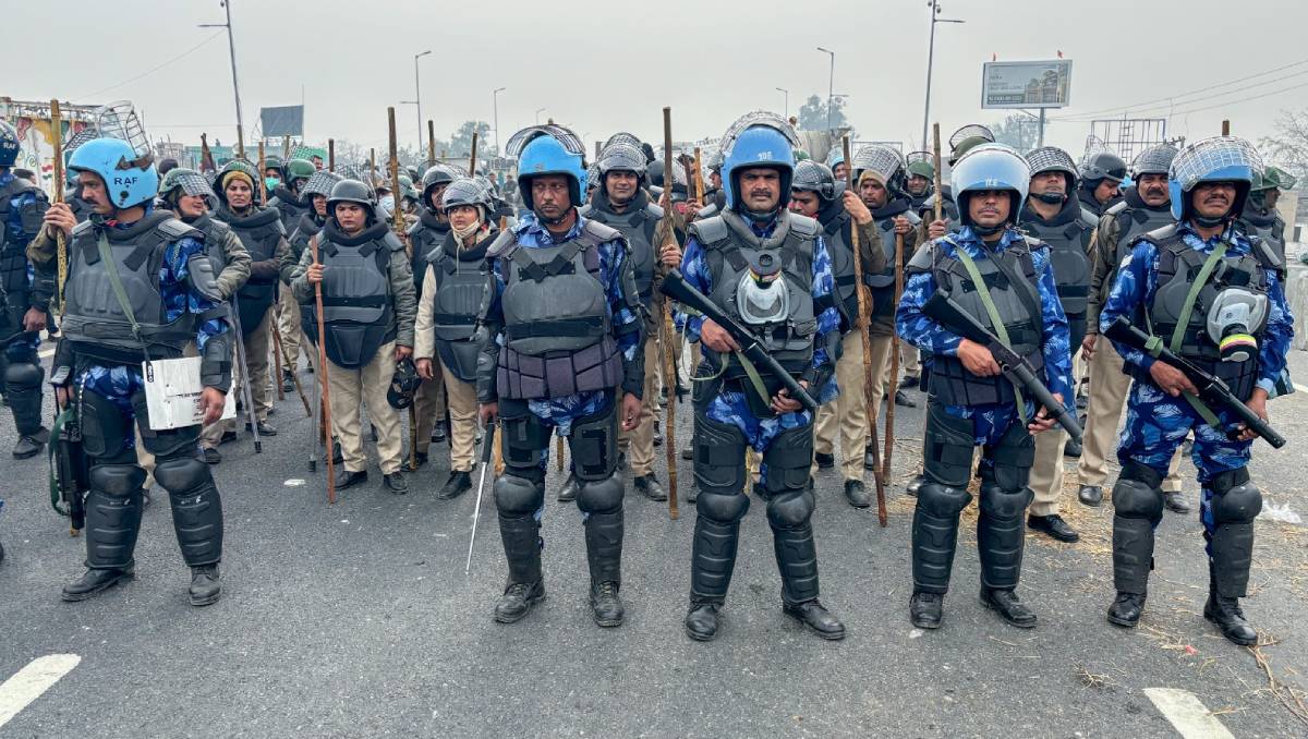 Agricultores de la India se enfrentan a policías  / AP