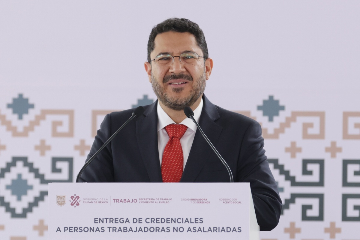Entrega de credenciales a comercios locales de CdMx.  (Foto: Especial)