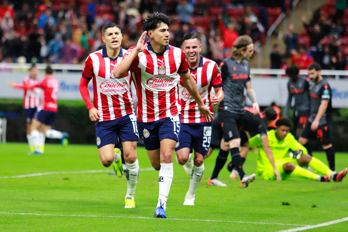 Erick Gutiérrez en partido de Chivas vs Forge de Concachampions (Imago7)