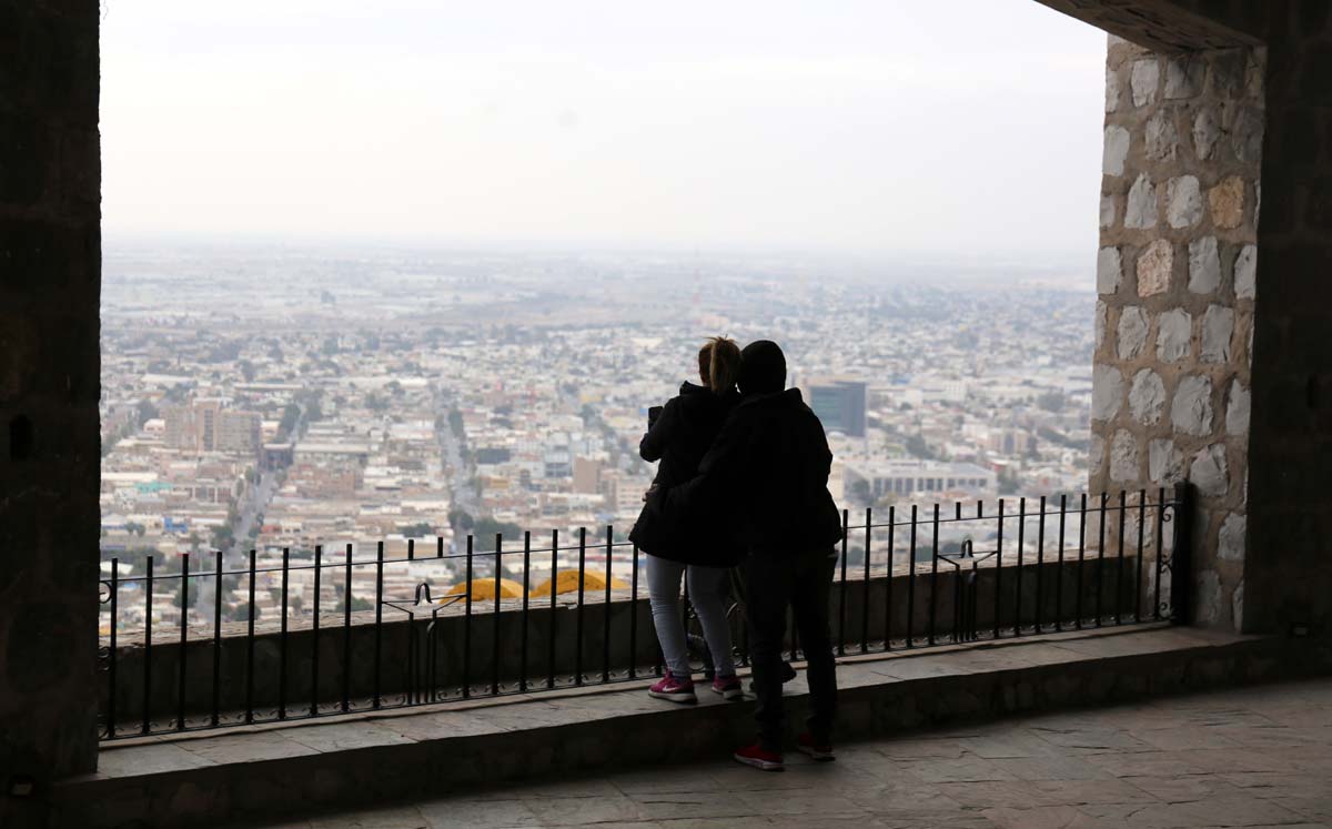 Parejas en el Cerro de las Noas. l Archivo