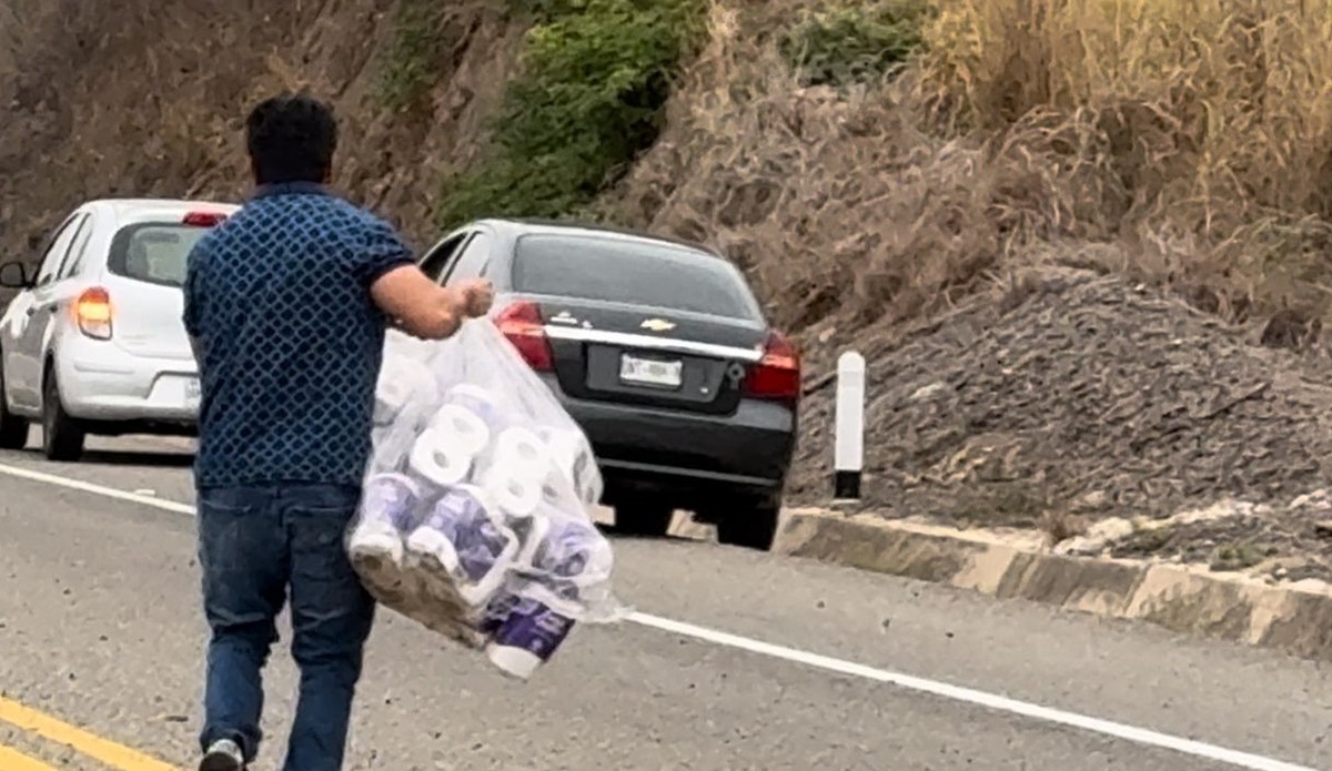 Alexander Chiu se llevó papel de baño de una caso de rapiña. | Especial