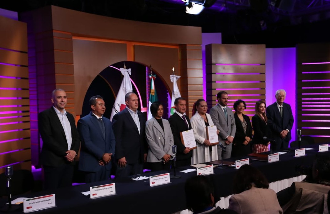 Guadalupe Taddei, presidenta del INE, y José Antonio García, presidente de la CIRT, en firma de acuerdo desde la XEW | Foto: Octavio Hoyos