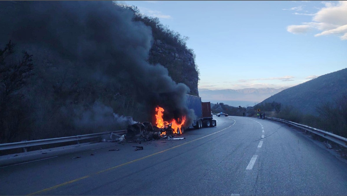 Incendio de tráiler en carretera Rumbo Nuevo. (SSP)